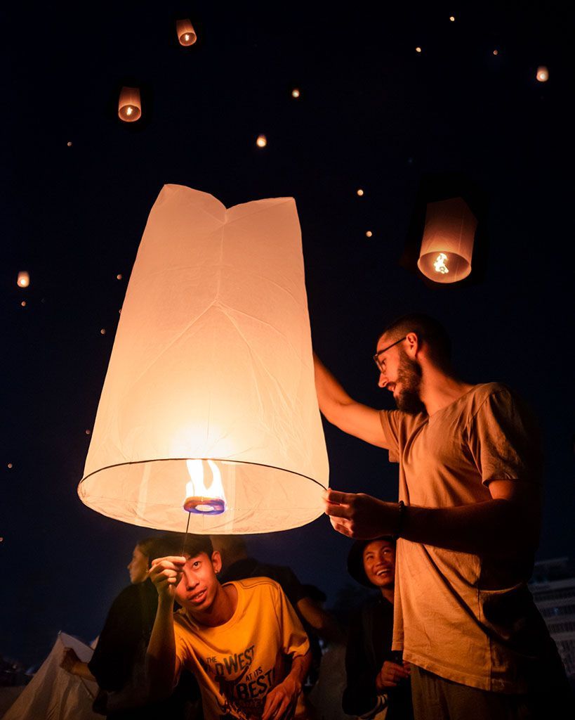 encendiendo farolillo chiang mai