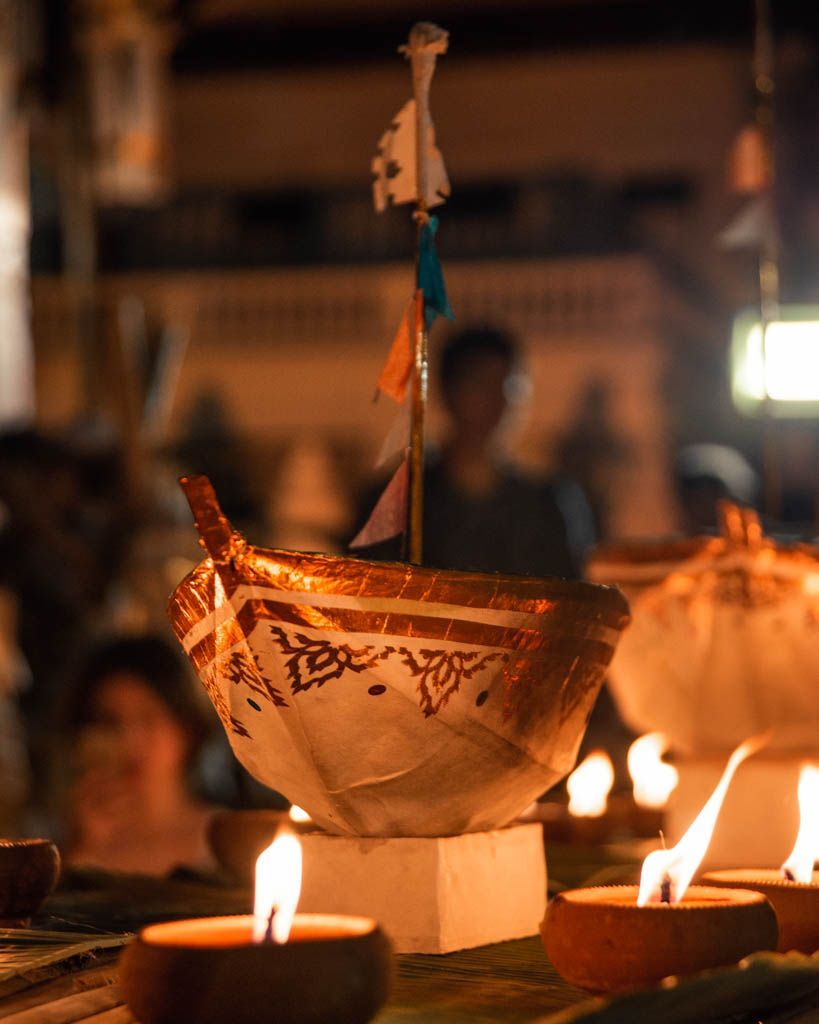 Velas en un taller callejero durante la fiesta de los farolillos en Chiang Mai.