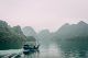 Barco de pescadores surcando la bahía de Halong