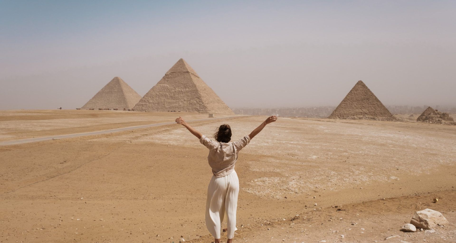 Eri flipando con las pirámides de Giza