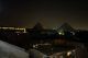 Vista de las pirámides de Giza desde la terraza de nuestro hotel por la noche