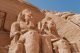 Estatuas colosales de Ramses II en la entrada del templo
