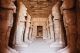 Pasillo central en el interior del templo de Abu Simbel