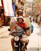 Motorista cargado hasta arriba en Chinatown