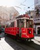 Tranvía rojo de la línea nostálgica atravesando la calle Istiklal