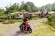Recorriendo en moto la isla de Flores en Indonesia