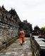 Paseando por uno de los niveles del Borobudur
