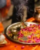 Incienso y flores en la ceremonia Ganga Aarti en Varanasi