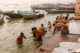 Gente purificándose en el Ganges por la mañana