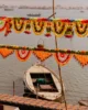 Decoraciones hindúes a la orilla del Ganges