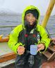Bien abrigada para avistar ballenas en Islandia