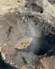 Agujero con agua hirviendo bajo tierra donde se cocina el pan geotermal