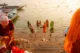 Escena cotidiana al amanecer en el río Ganges