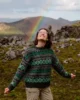 Eri feliz con el arcoiris sobre los campos de lava de Landmannalaugar
