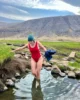 Eri quemandose los pies en la piscina natural de Reykjafjarðarlaug