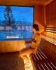 Dentro de la sauna de Forest Lagoon con vistas a Eyjafjordur