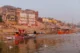 Vista de Varanasi desde el río Ganges por la mañana