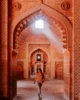 Interior de uno de los edificios dentro de mezquita Jama Majid en Fatehpur Sikri