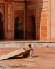 Niño en la mezquita Jama Majid en Fatehpur Sikri