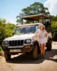 Eri junto a nuestro jeep para el safari en Yala