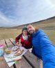 Comiendo embutido en una de las mesas de picnic de Islandia