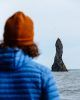 Vistas a la roca en el mar desde la playa de Reynisfjara