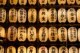 Farolillos iluminados en un templo de Japón