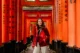 Eri entre los toris del templo Fushimi Inari-Taisha en Kioto