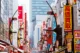 Una de las calles de Tokio llena de carteles de publicidad