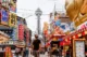 Davi en pleno barrio de Shinsekai con la torre Tsūtenkaku al fondo