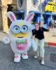 Eri con un Minion disfrazado de conejito