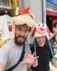 Probándonos gorros chachis de merchandising en una de las tiendas de Super Nintendo World