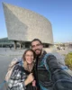 Cargados con nuestras mochilas de 50L delante de la biblioteca de Alejandría