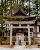 Visitando uno de los templos de Takayama rodeado de naturaleza