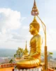 Gran Buda dorado en lo alto del Wat Tham Suea en Krabi