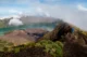 Descendiendo al cráter el volcán Rinjani en Indonesia