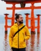 Davi con su chubasquero de Decathlon en la isla de Miyajima