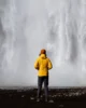 Davi observando la magnitud de Skogafoss