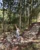 Eri con sus playeros de trekking haciendo la ruta Nakasendo
