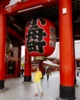 Eri debajo del famoso faroillo en el templo Sensō-ji en el barrio de Asakusa