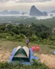 Eri contenta con las vistas de nuestra tienda en el mirador Samet Nangshe