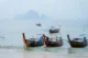 Long tails en la playa de Ao Nang