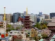 Pagoda del templo Sensō-ji entre edificios modernos en el barrio de Asakusa en Tokio