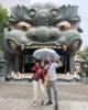 Con nuestro paraguas japones y chubasquero visitando el templo Namba Yasaka de Osaka