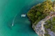 Vista desde el aire de los long tails en Krabi entre acantilados cársticos