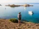 Eri frente a Cala Pregonda con su mochila durante el Camí de Cavalls (Menorca)