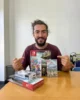 Davi contento con sus compras hechas en Akihabara