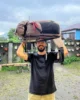 Davi levantando la mochila de Decathlon de 60 litros de Eri