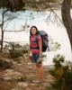 Eri cargando la mochila de Decathlon de 50 litros