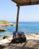 Nuestras antiguas mochilas de Decathlon de 50 litros durante el Camí de Cavalls en Menorca